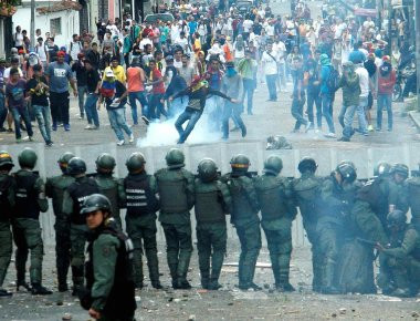 Απόπειρα πραξικοπήματος στη Βενεζουέλα- Ο στρατός παρέμεινε πιστός στο Μαδούρο (φωτό-βίντεο)